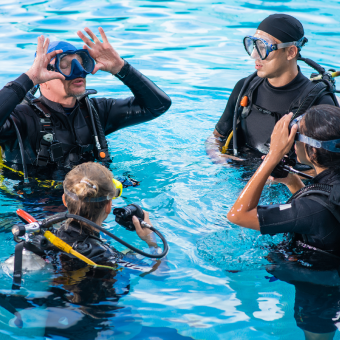 scuba club tucson trainer training the students about the techniques
