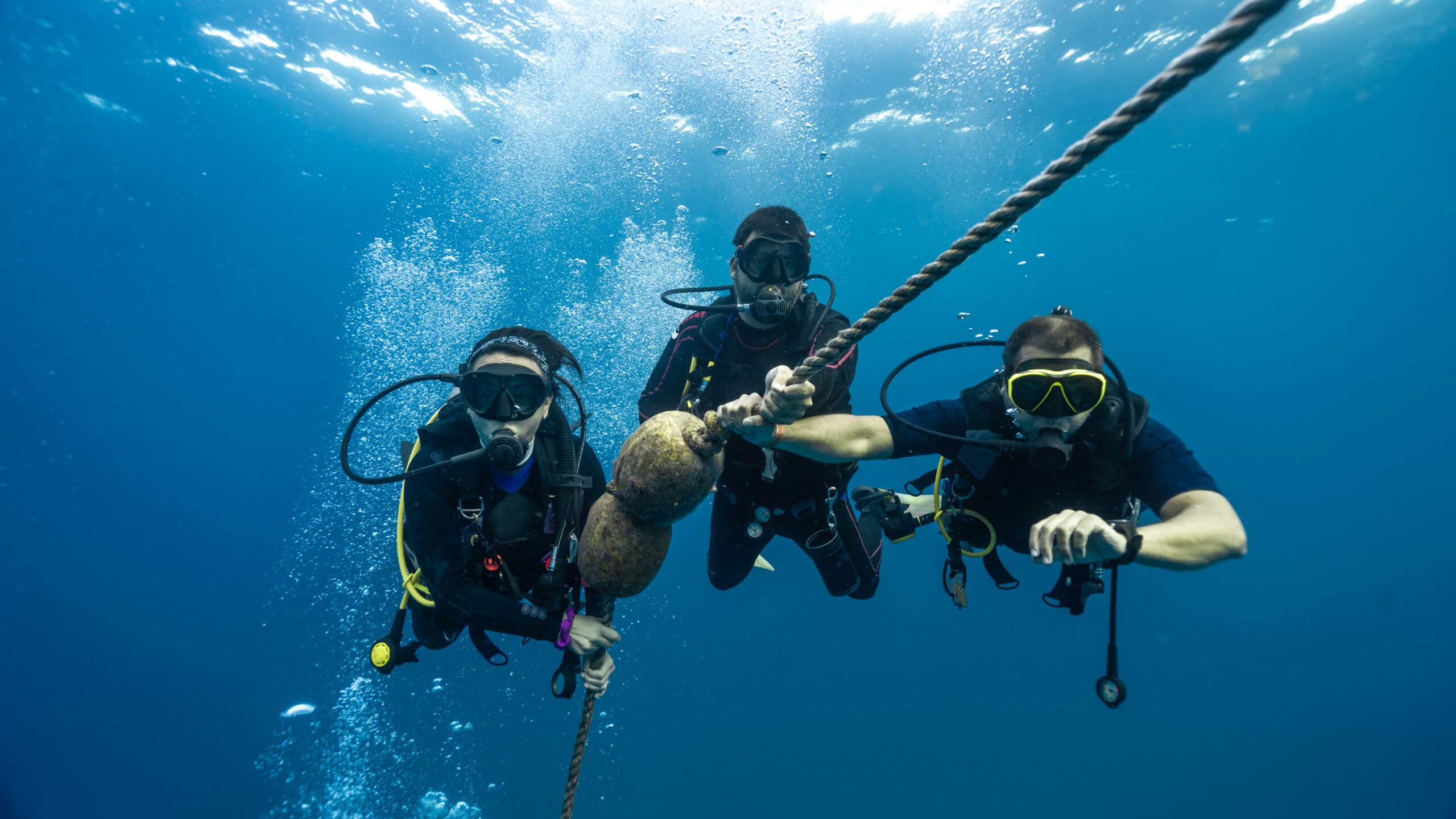 divers diving to discover scuba from the scuba club tucson course